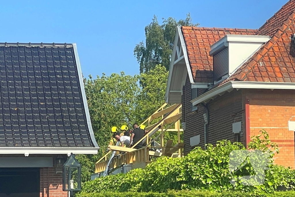 Brandweer ingezet voor brand achter een woning