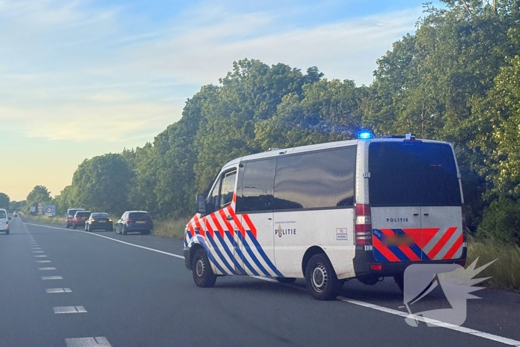 Voertuig belandt in water naast snelweg
