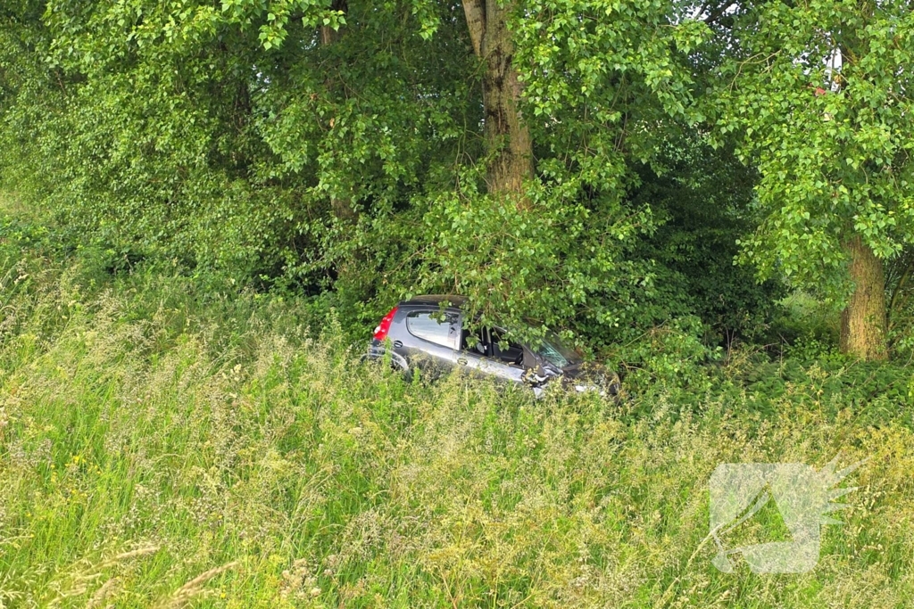 Auto rijdt van talud en belandt tegen boom