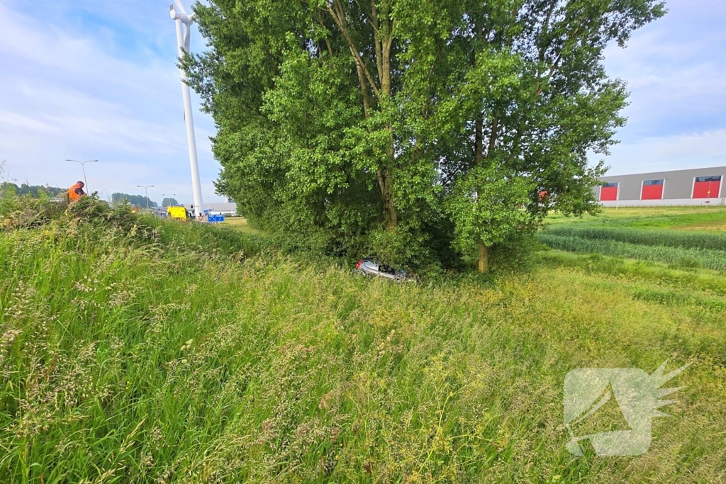 Auto rijdt van talud en belandt tegen boom