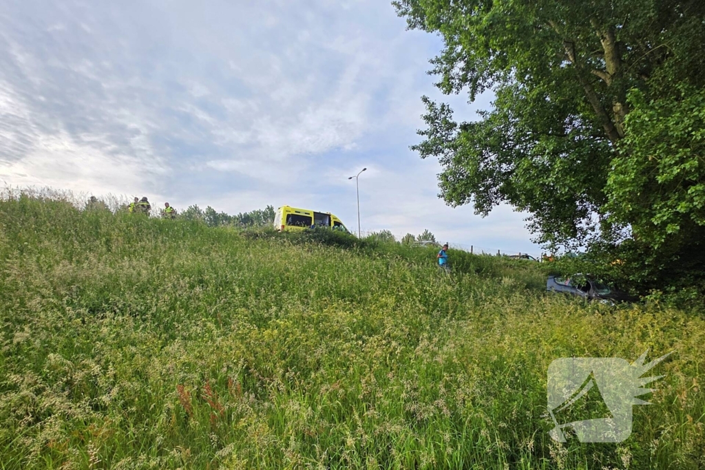 Auto rijdt van talud en belandt tegen boom