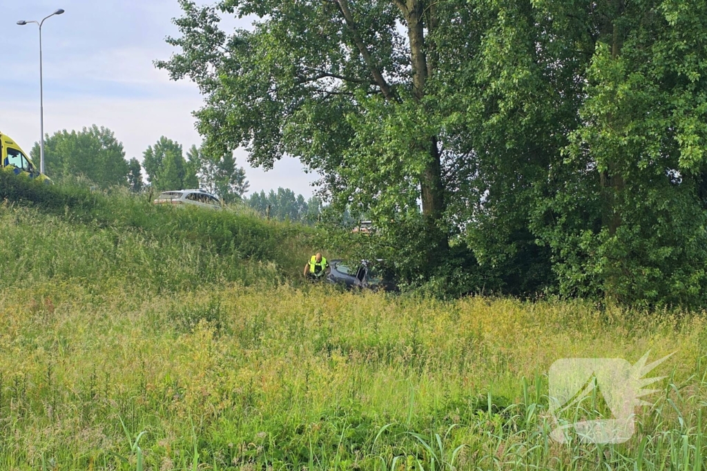 Auto rijdt van talud en belandt tegen boom