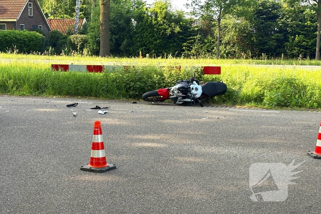 Motorrijder klapt op auto en raakte gewond m