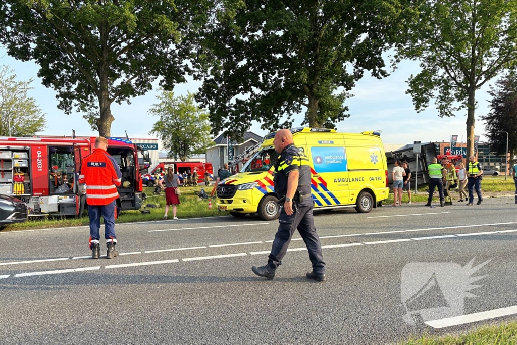 Vrachtwagen raakt van weg en verdwijnt in water