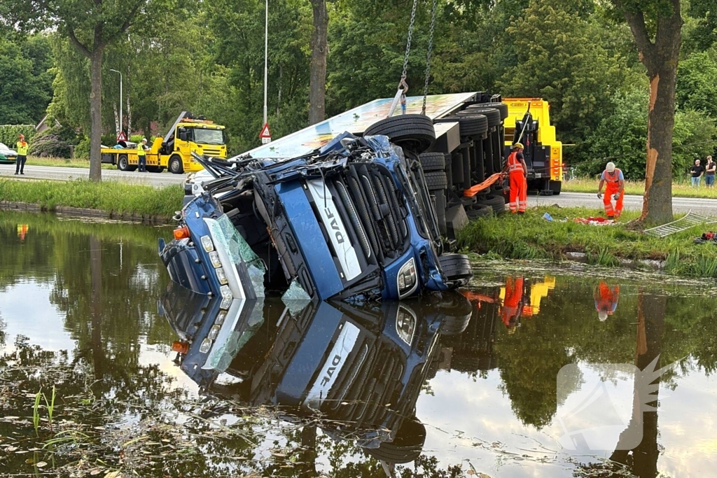 Vrachtwagen raakt van weg en verdwijnt in water