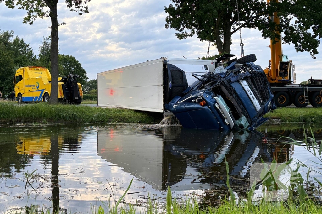 Vrachtwagen raakt van weg en verdwijnt in water