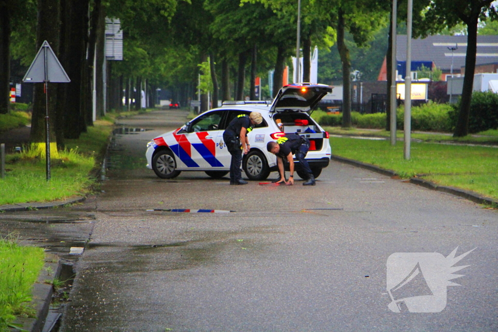 Bestelbus botst op weggedreven putdeksel