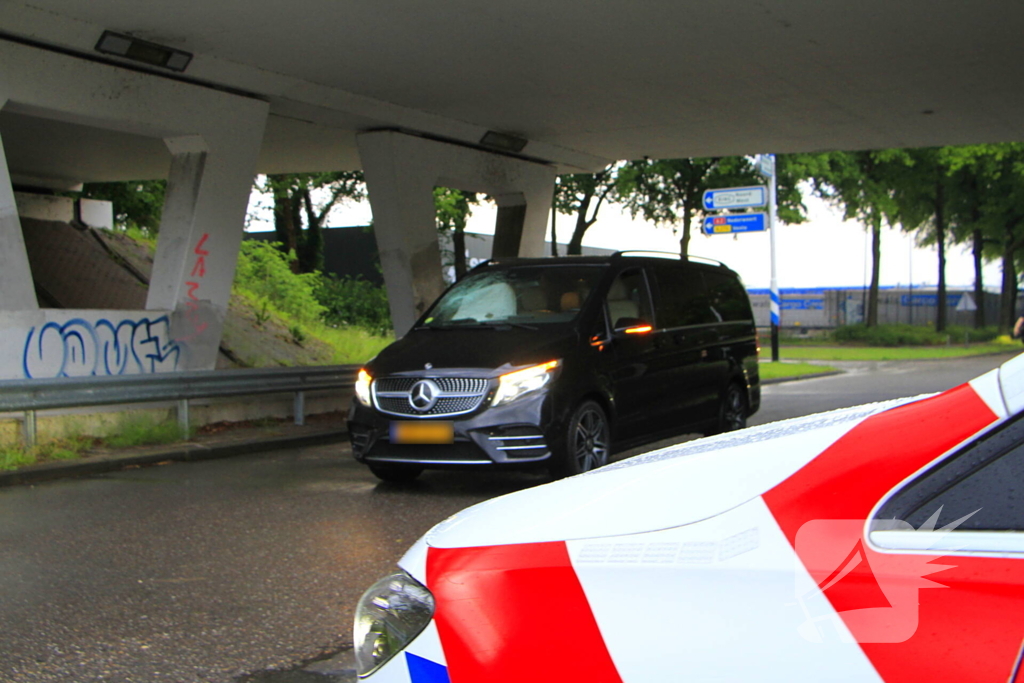 Bestelbus botst op weggedreven putdeksel