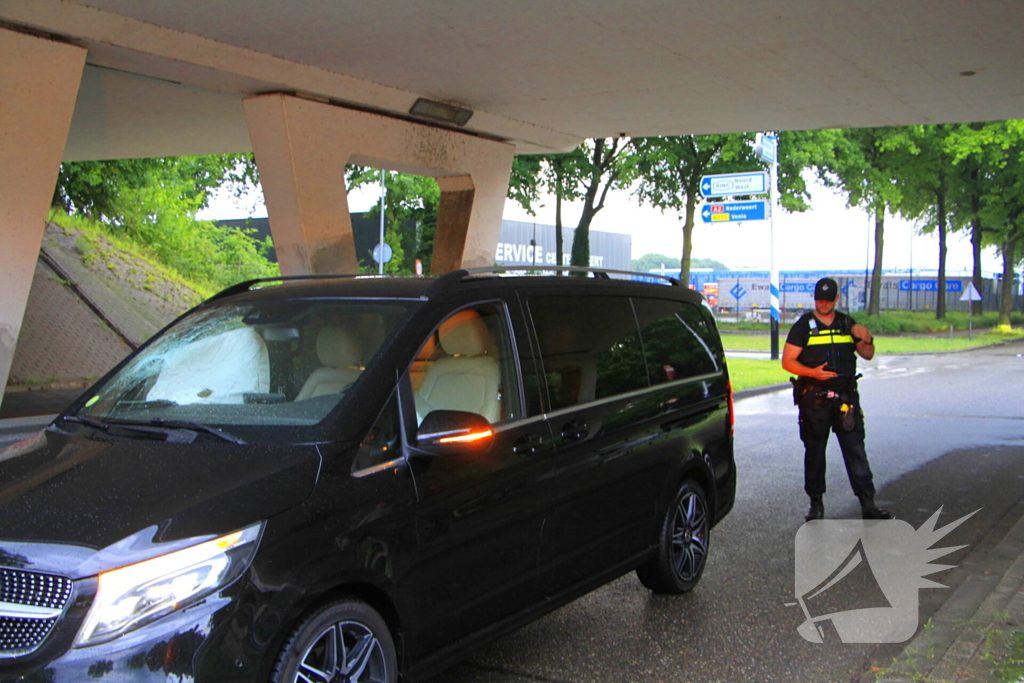 Bestelbus botst op weggedreven putdeksel