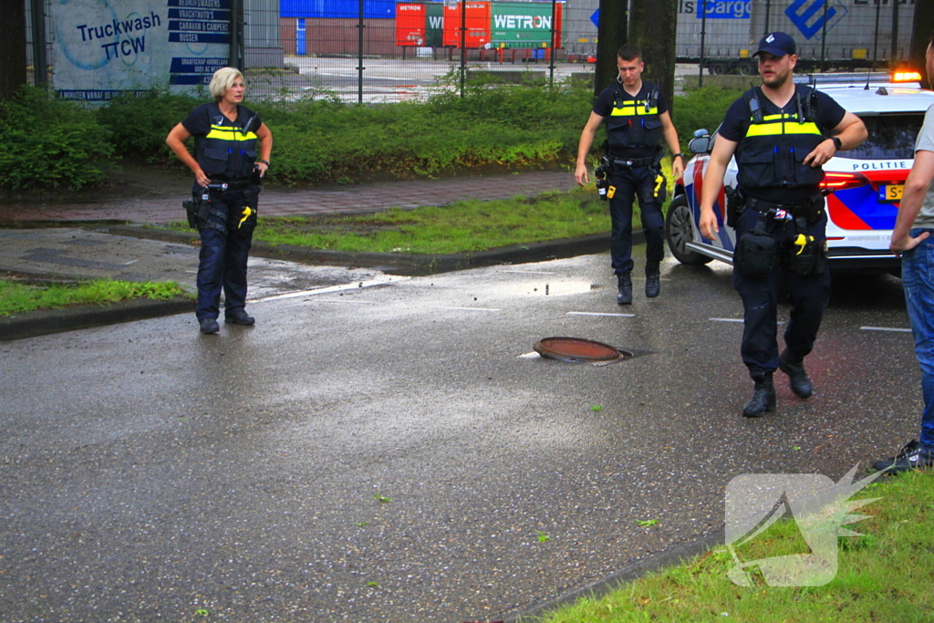 Bestelbus botst op weggedreven putdeksel