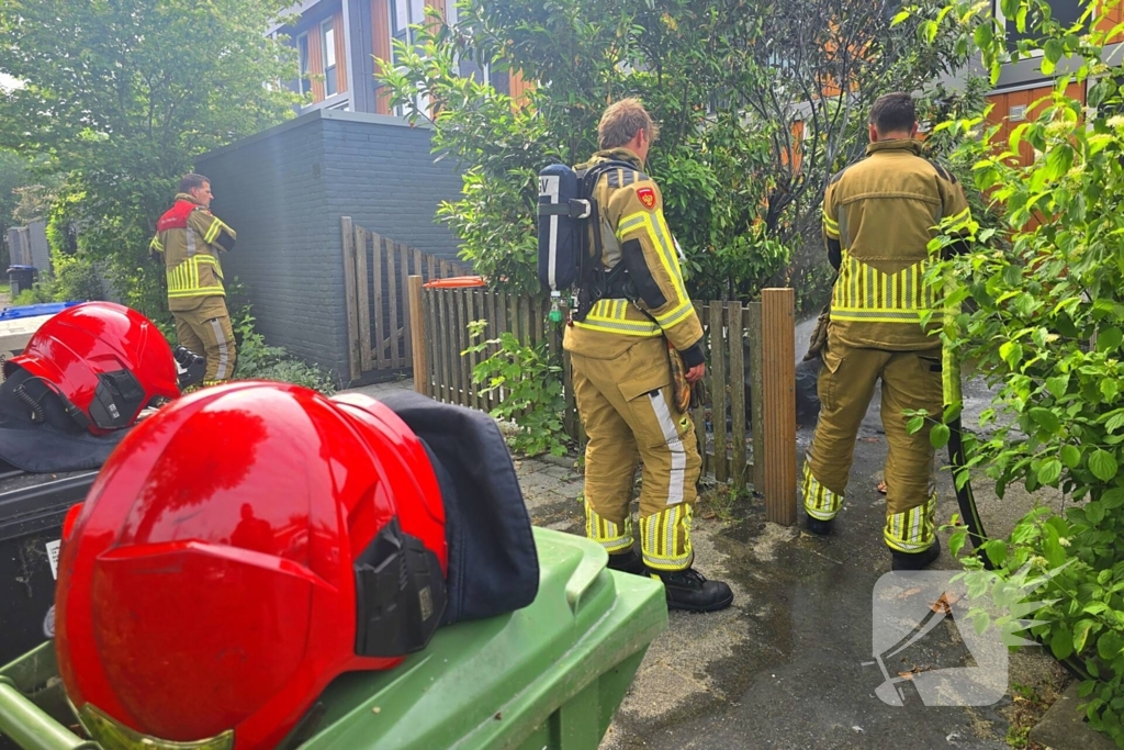 Bandweer ingezet voor brandende kliko in voortuin