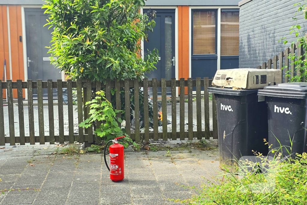 Bandweer ingezet voor brandende kliko in voortuin