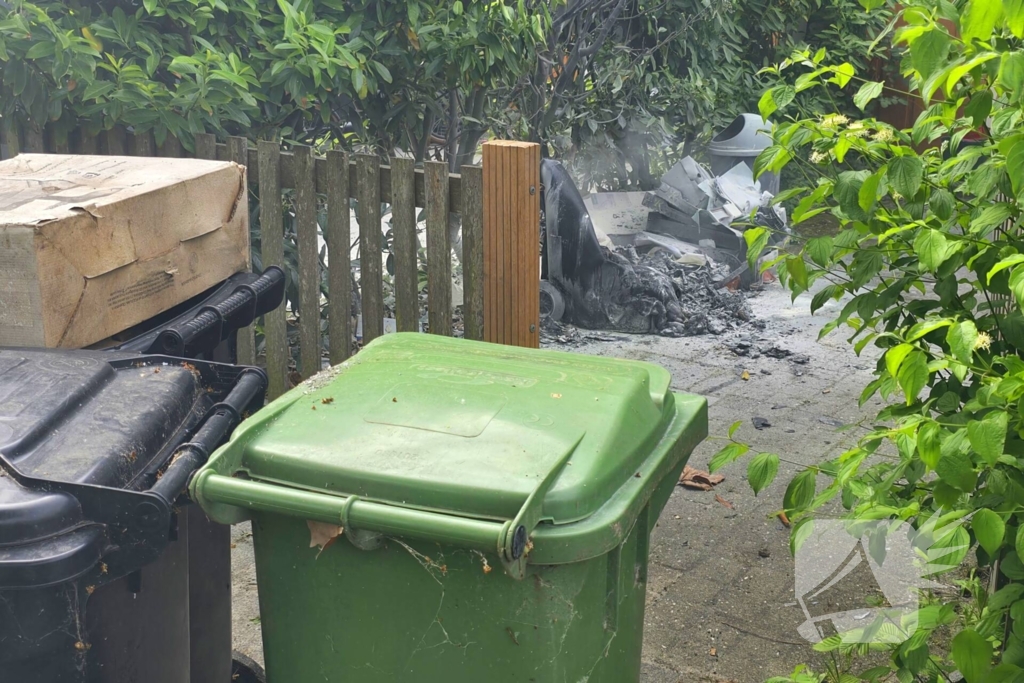 Bandweer ingezet voor brandende kliko in voortuin