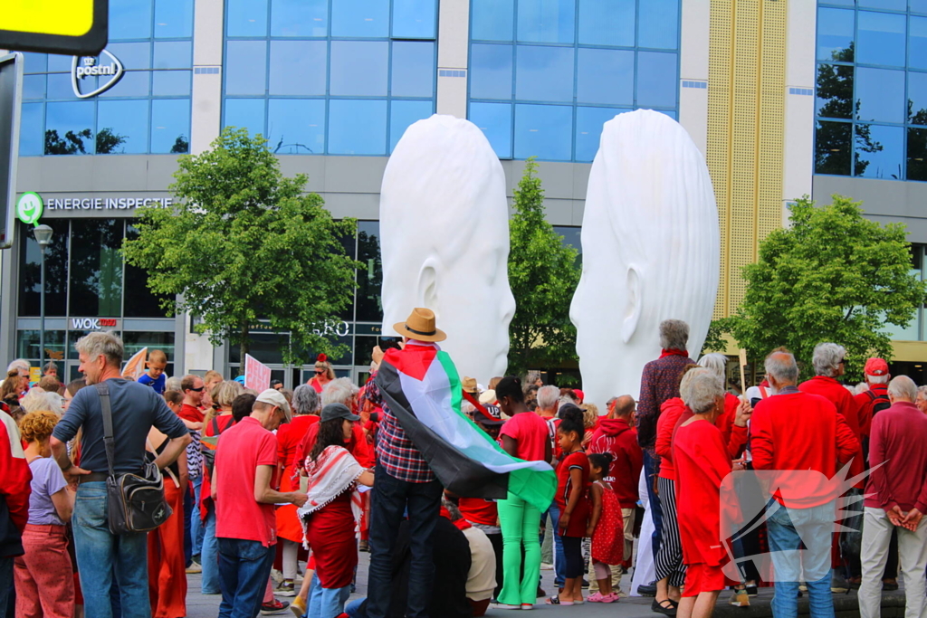 Veel deelnemers aan demonstratie en tegen demonstratie