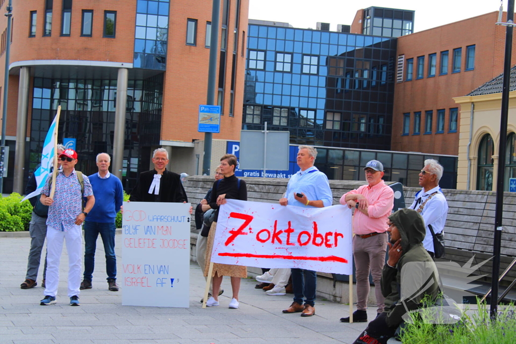 Veel deelnemers aan demonstratie en tegen demonstratie