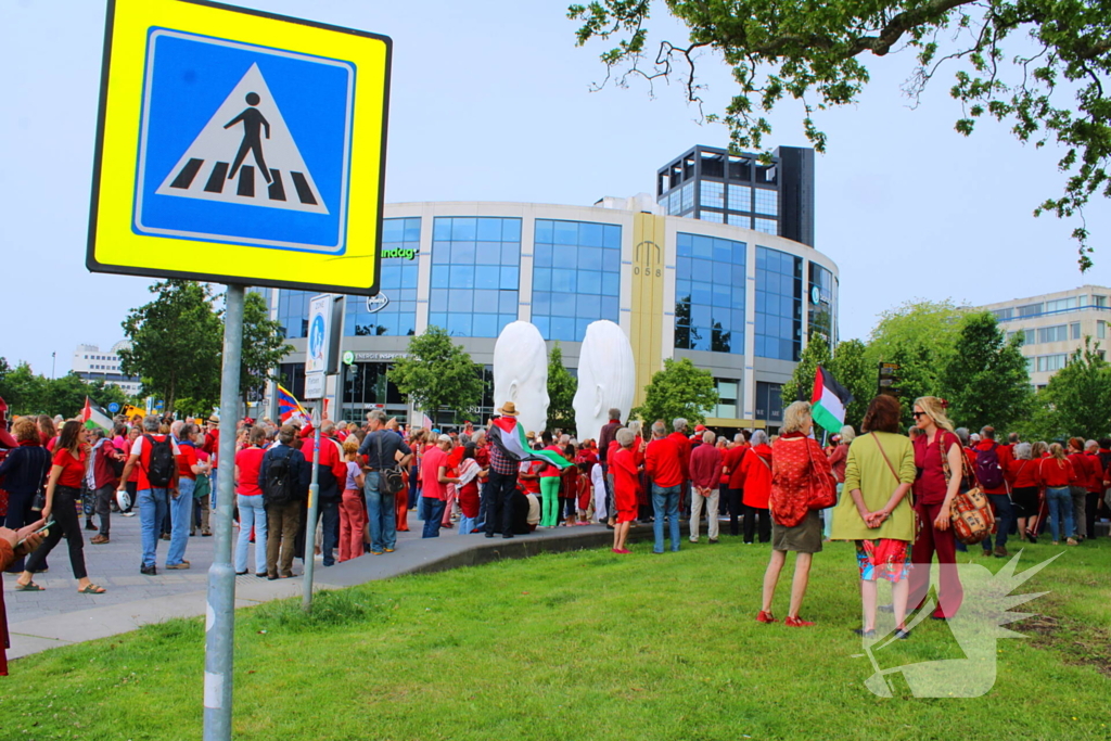 Veel deelnemers aan demonstratie en tegen demonstratie