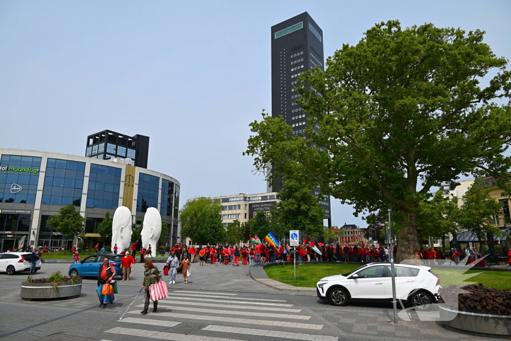 Veel deelnemers aan demonstratie en tegen demonstratie