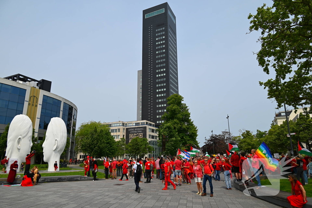 Veel deelnemers aan demonstratie en tegen demonstratie