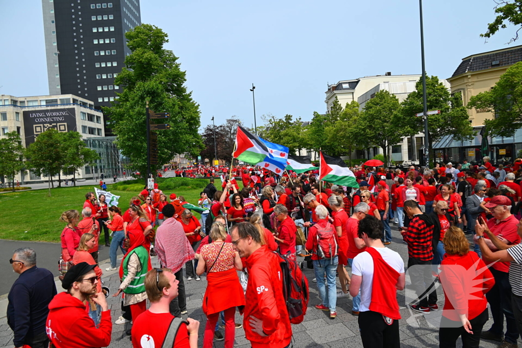 Veel deelnemers aan demonstratie en tegen demonstratie
