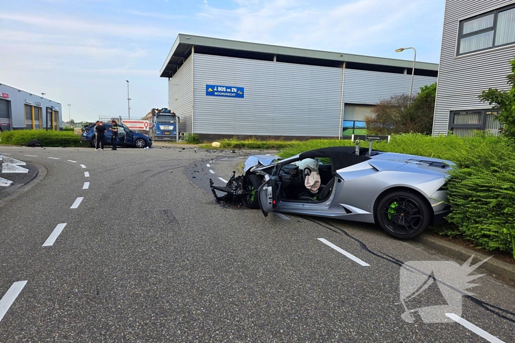 Peperdure Lamborghini crasht met personenauto op kruising