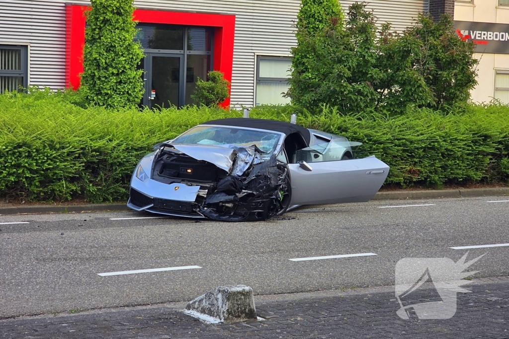 Peperdure Lamborghini crasht met personenauto op kruising