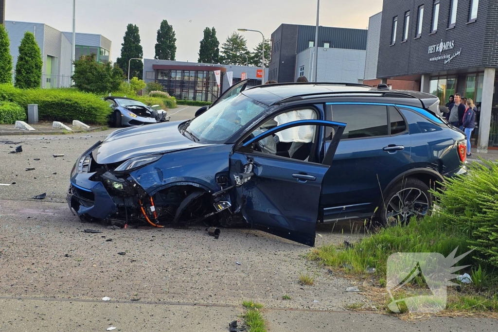 Peperdure Lamborghini crasht met personenauto op kruising