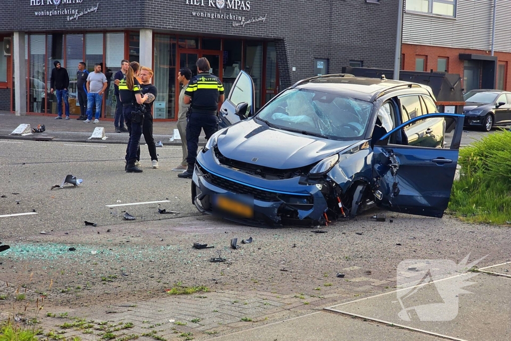 Peperdure Lamborghini crasht met personenauto op kruising