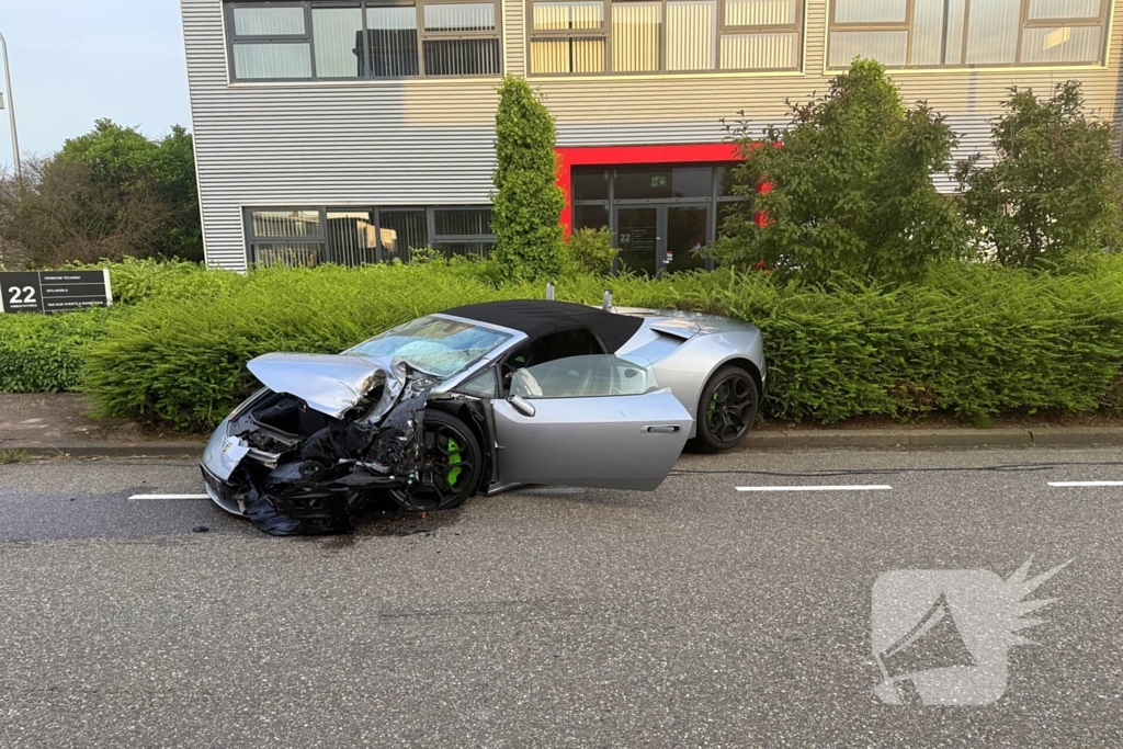 Peperdure Lamborghini crasht met personenauto op kruising