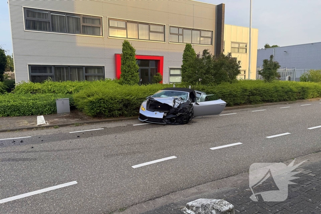 Peperdure Lamborghini crasht met personenauto op kruising