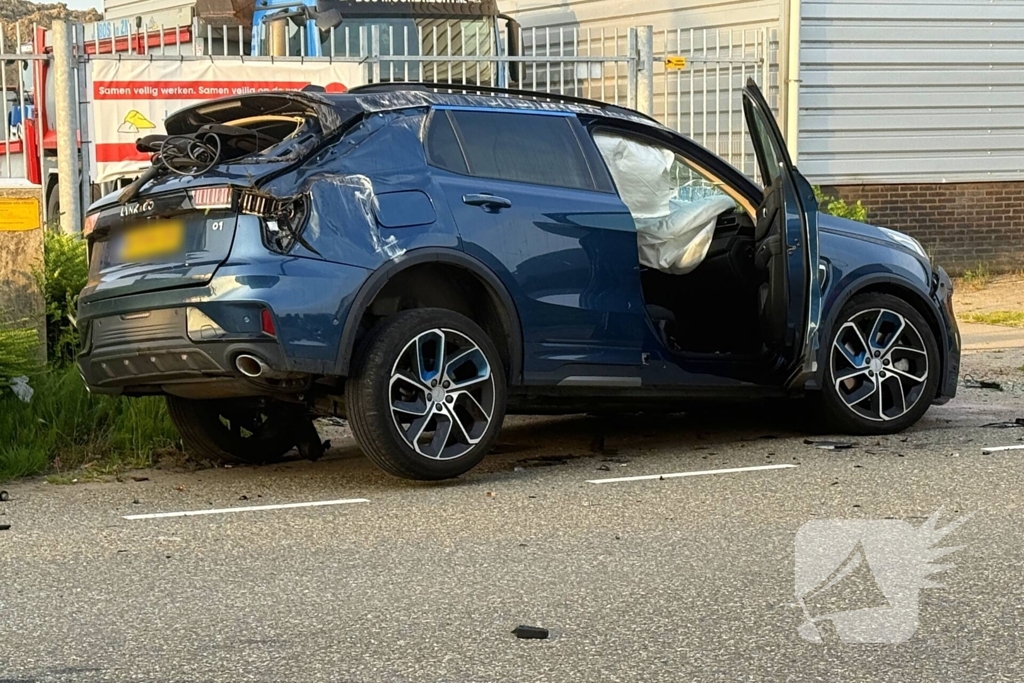 Peperdure Lamborghini crasht met personenauto op kruising