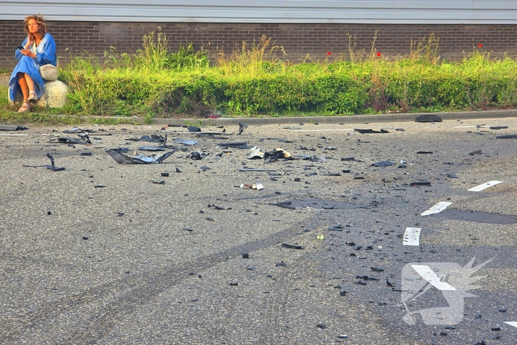 Peperdure Lamborghini crasht met personenauto op kruising