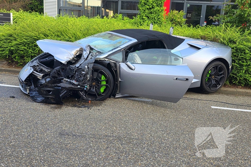 Peperdure Lamborghini crasht met personenauto op kruising
