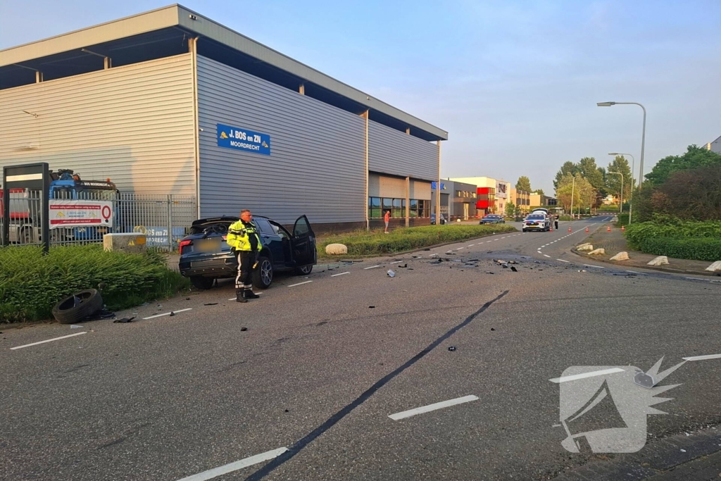 Peperdure Lamborghini crasht met personenauto op kruising