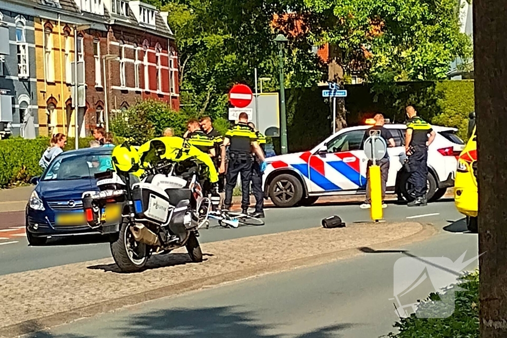 Auto en wielrenner botsen op kruising