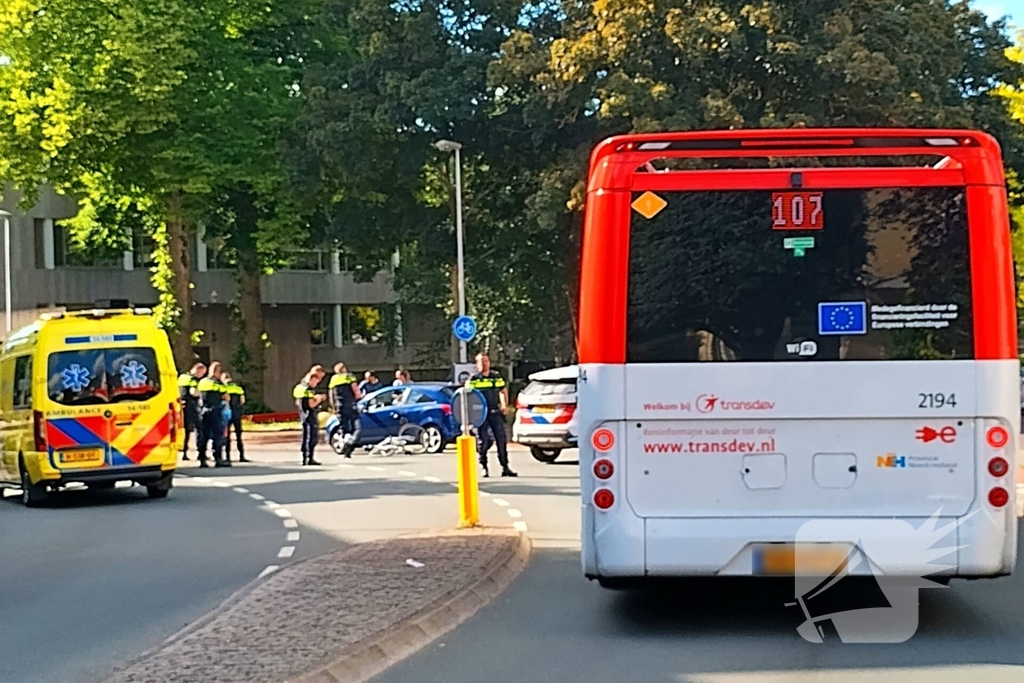 Auto en wielrenner botsen op kruising