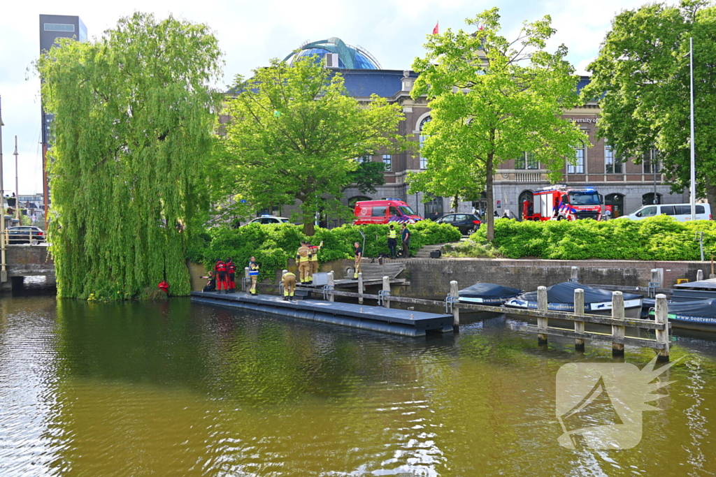 Duikteam haalt persoon uit water