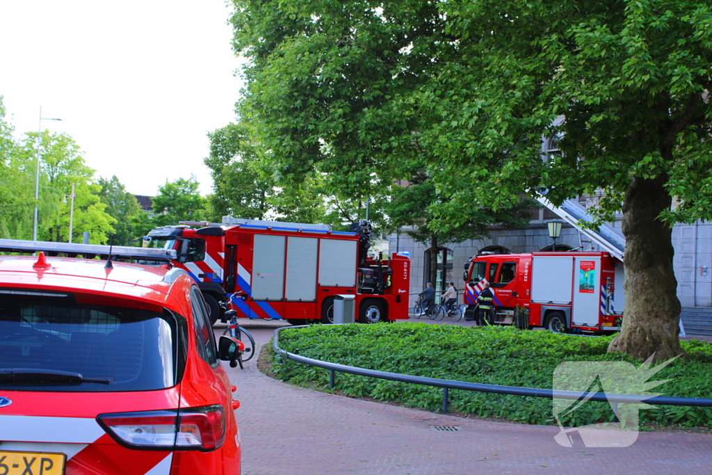 Duikteam haalt persoon uit water