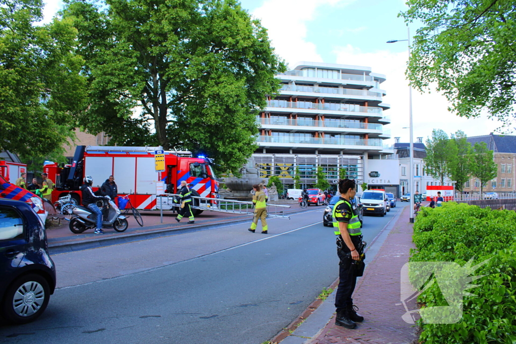 Duikteam haalt persoon uit water