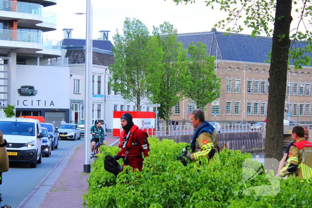 Duikteam haalt persoon uit water