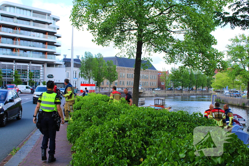 Duikteam haalt persoon uit water