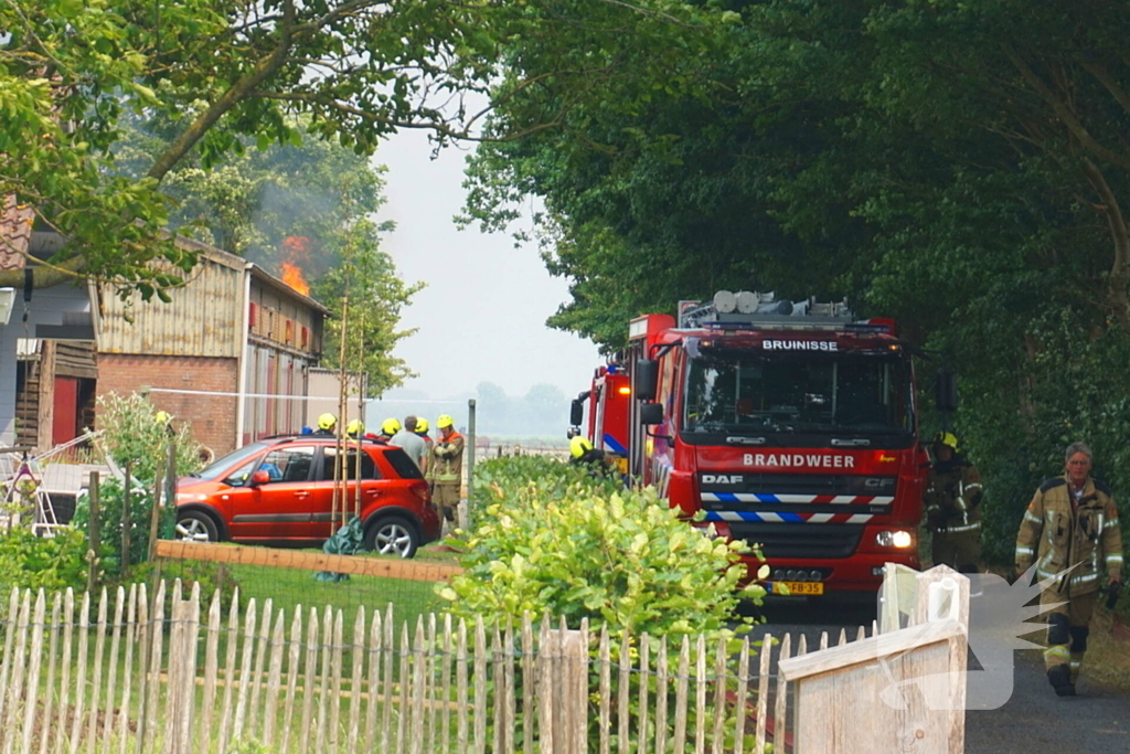 Paarden gered bij uitslaande brand