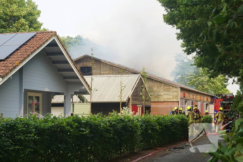 Paarden gered bij uitslaande brand