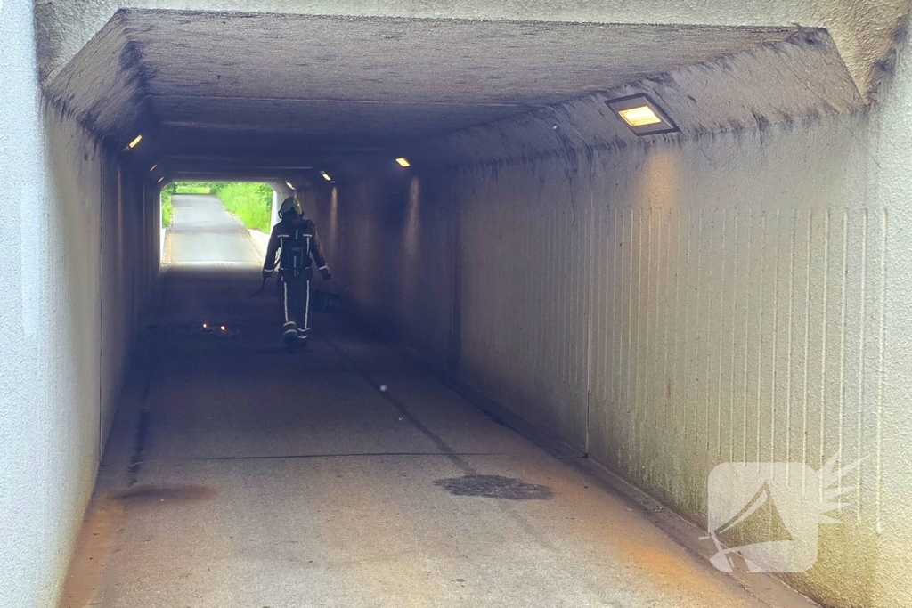 Afvalbrand in fietstunnel veroorzaakt roetschade