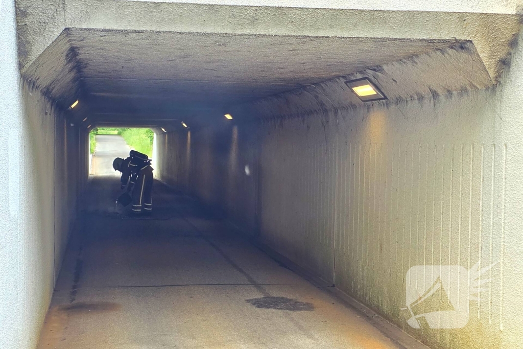 Afvalbrand in fietstunnel veroorzaakt roetschade