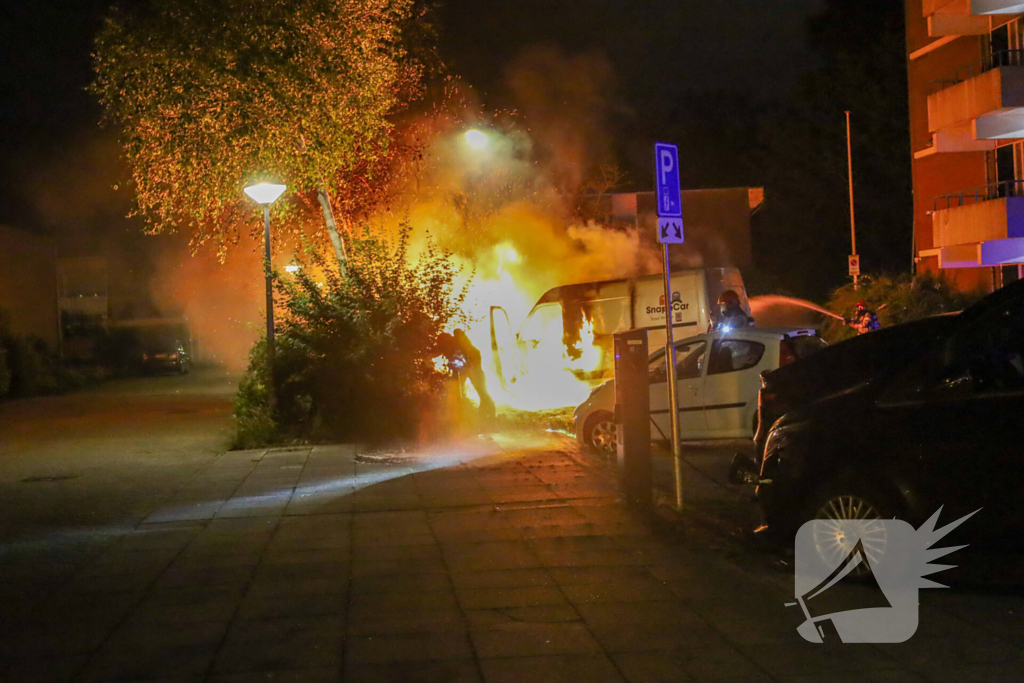 Bestelbus gaat in vlammen op