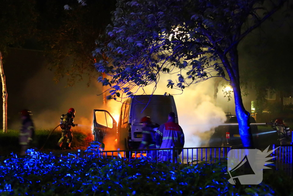 Bestelbus gaat in vlammen op