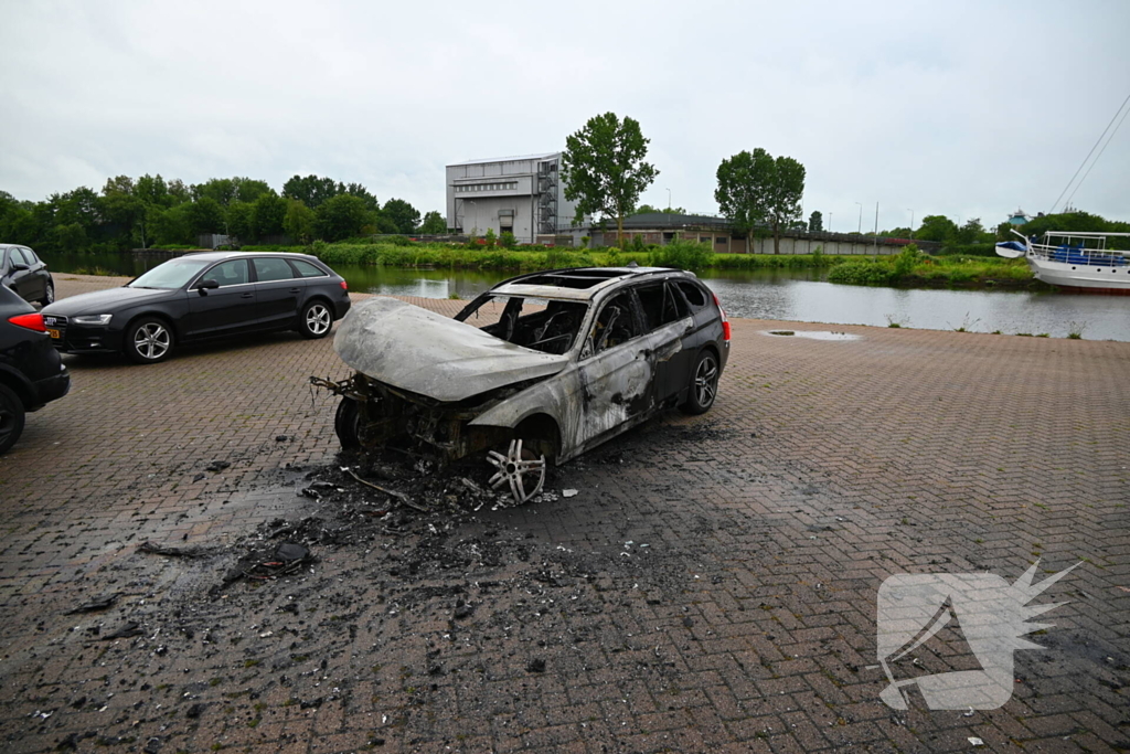 BMW in brand op parkeerplaats