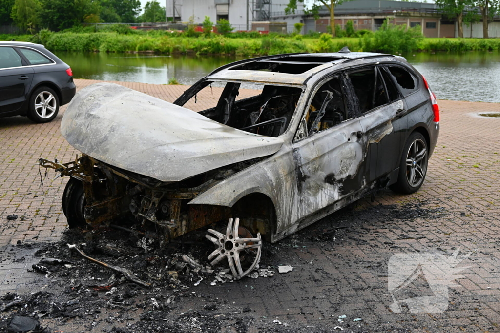BMW in brand op parkeerplaats