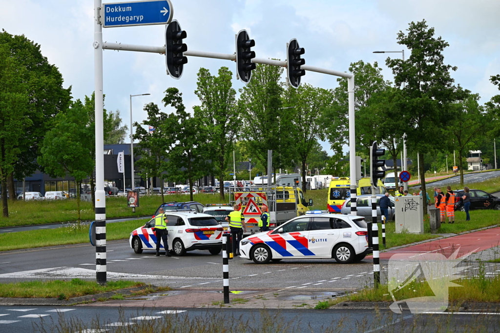 Auto botst tegen boom