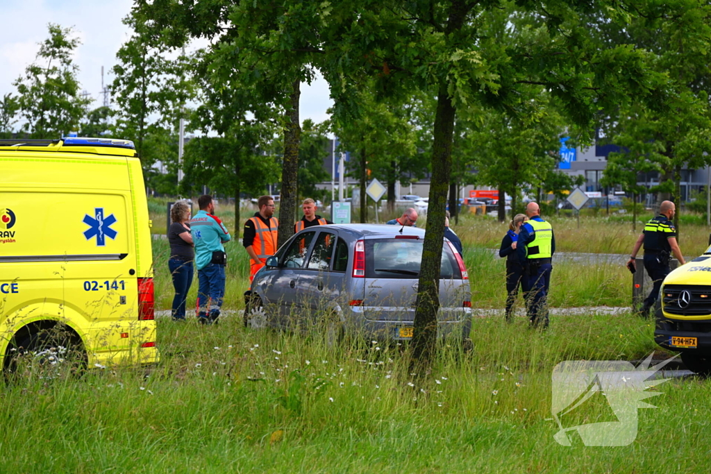 Auto botst tegen boom
